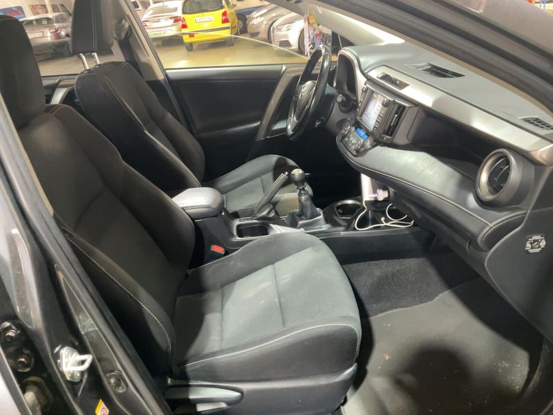 Toyota RAV 4 2.0 D-4D Advance 2018 – снимка 16