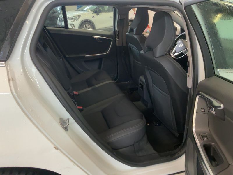 Volvo V60 2.0 D3 Momentum 2013 – снимка 19