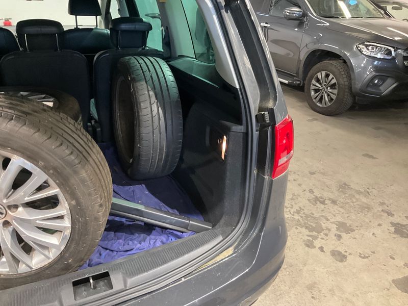 Volkswagen Sharan 2.0 TSI Highline 2011 – снимка 40
