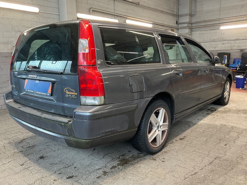 Volvo V70 2.4 Bi-Fuel Momentum 2005 – снимка 2