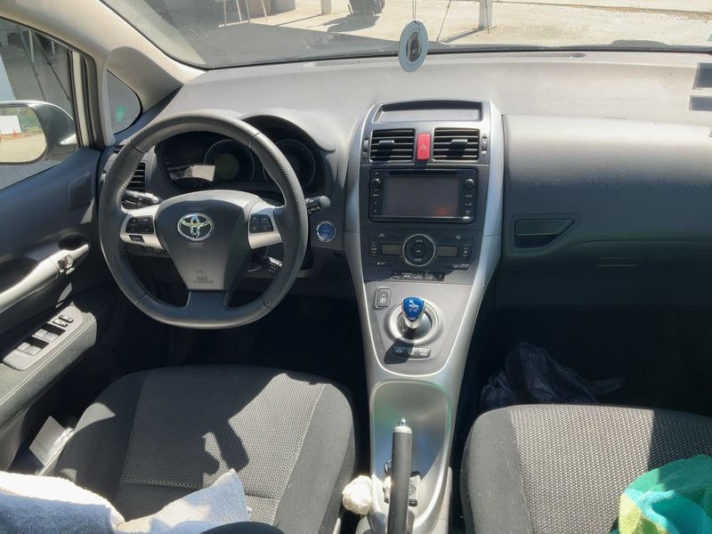 Toyota Auris 1.8 Hybrid Lounge 2012 – снимка 17