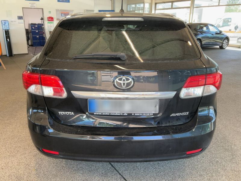 Toyota Avensis 2.2 D-4D Life 2012 – снимка 7