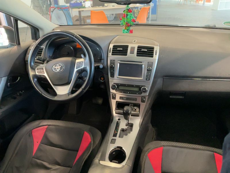 Toyota Avensis 2.2 D-4D Life 2012 – снимка 18