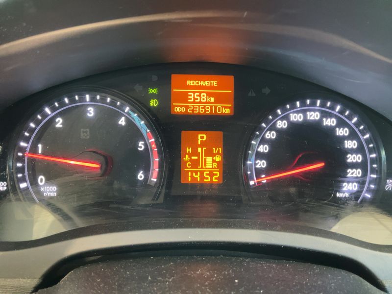Toyota Avensis 2.2 D-4D Life 2012 – снимка 19