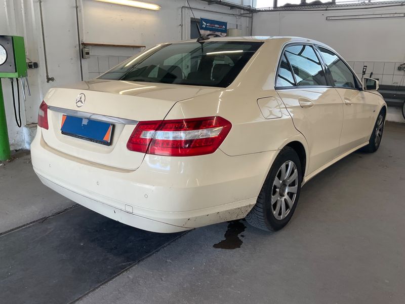 Mercedes-Benz E-Klasse E 200 CDI BlueEfficiency Standard 2011 – снимка 2
