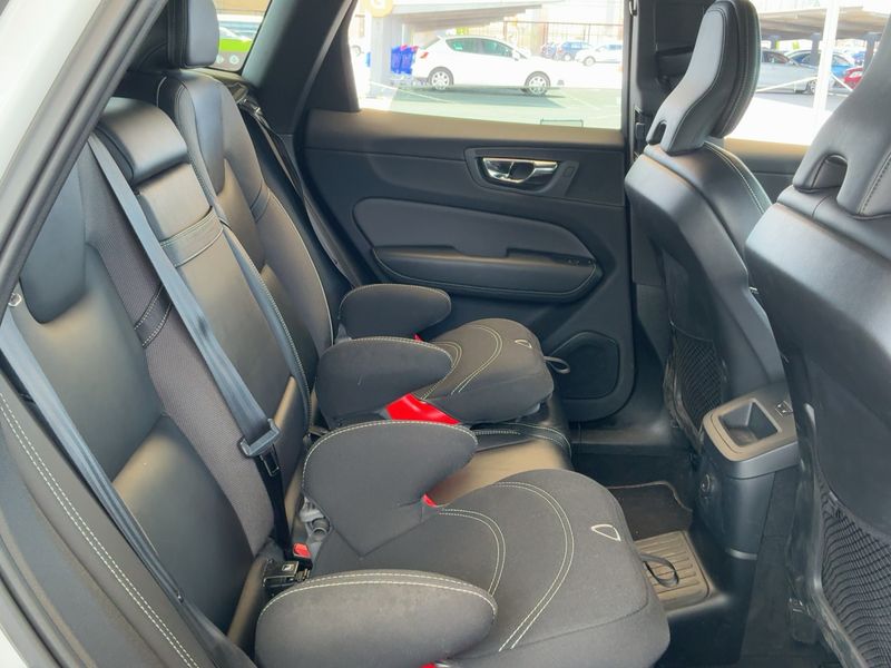 Volvo XC60 2.0 T6 Plug-in Hybrid R Design AWD 2021 – снимка 19
