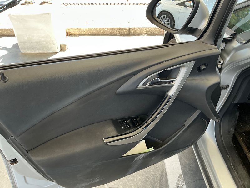 Opel Astra 1.3 CDTI Selective 2012 – снимка 31
