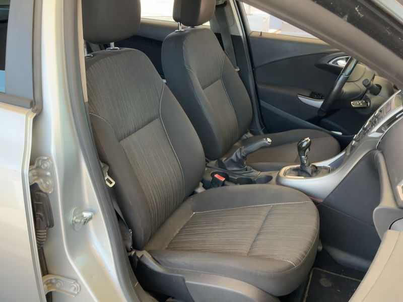 Opel Astra 1.3 CDTI Selective 2012 – снимка 16