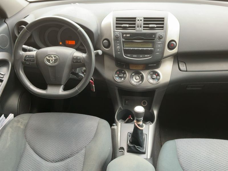 Toyota RAV 4 2.2 D-4D Active 2011 – снимка 17
