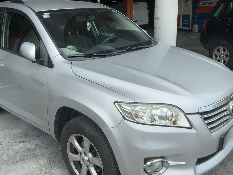 Toyota RAV 4 2.2 D-4D Active 2011 – снимка 12