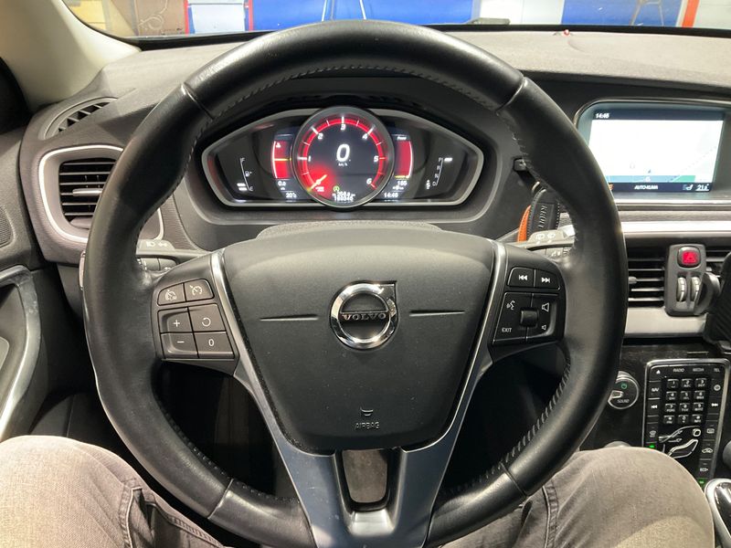 Volvo V40 2.0 D4 Momentum 2016 – снимка 17