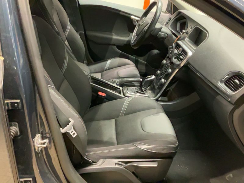 Volvo V40 2.0 D4 Momentum 2016 – снимка 16