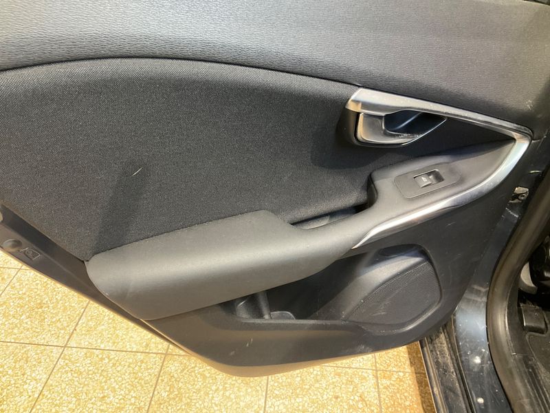 Volvo V40 2.0 D4 Momentum 2016 – снимка 27