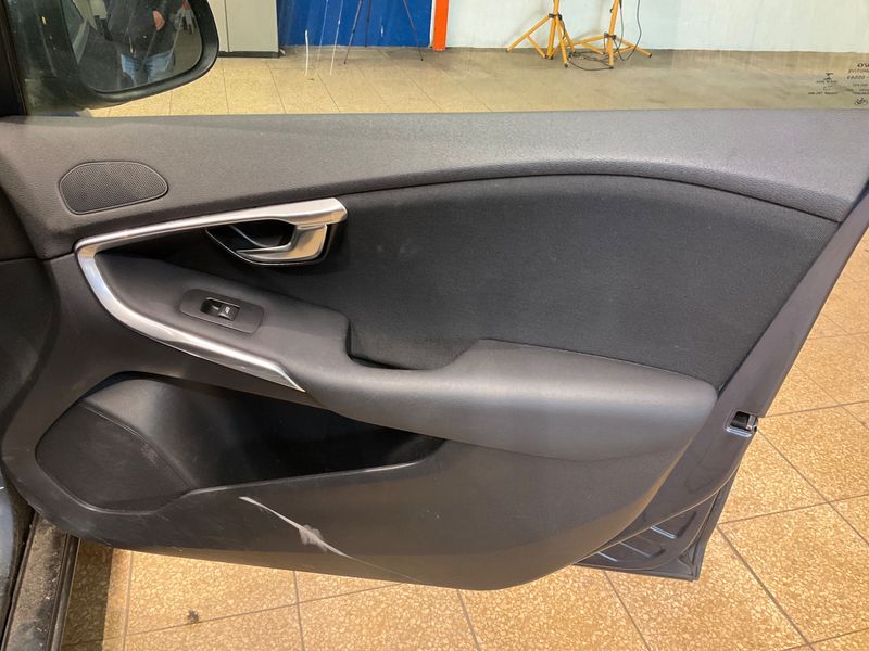Volvo V40 2.0 D4 Momentum 2016 – снимка 25