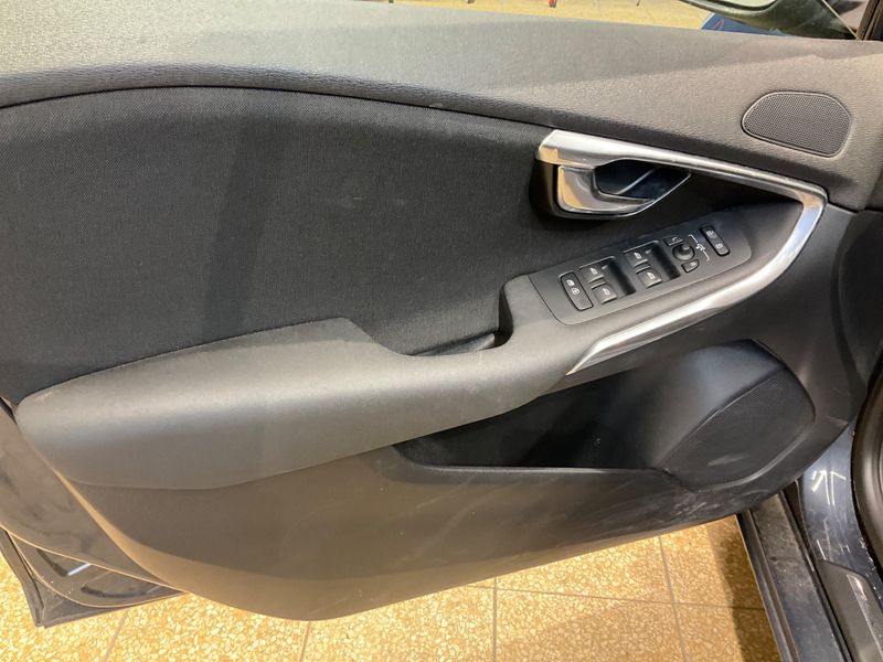 Volvo V40 2.0 D4 Momentum 2016 – снимка 26