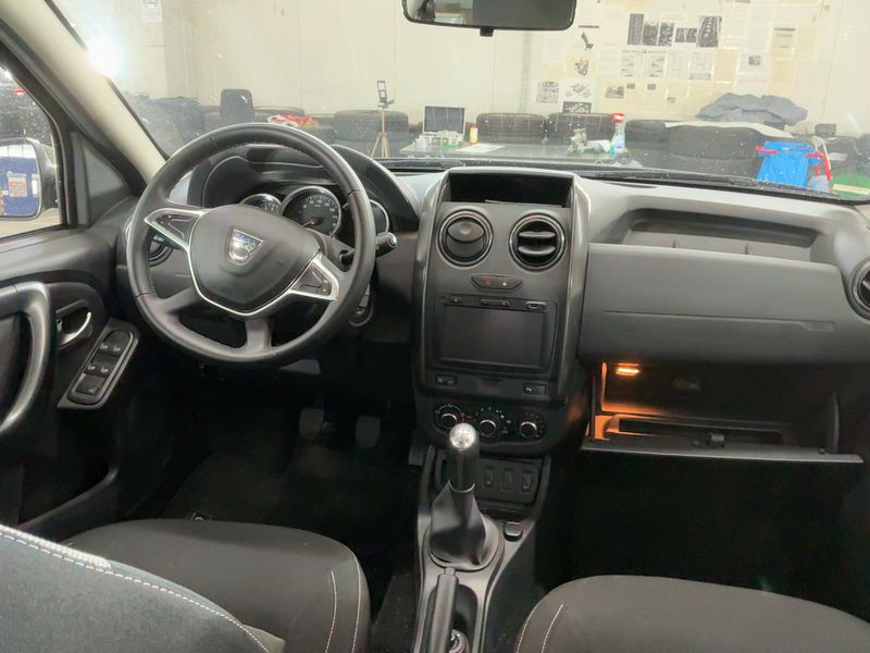 Dacia Duster 1.6 SCe Laureate 4x2 2017 – снимка 17