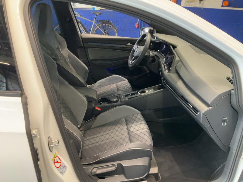 Volkswagen Golf VIII 1.5 eTSI ACT R-Line 2022 – снимка 17