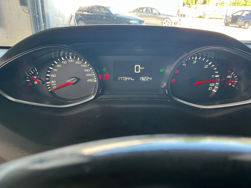 Peugeot 308 1.6 e-HDi Sensation 2014 – снимка 18
