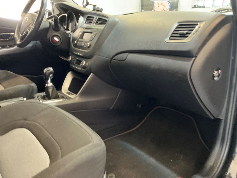 Kia cee'd 1.4 FIFA World Cup Edition 2014 – снимка 37