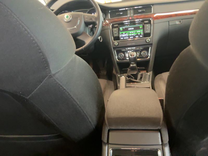 Skoda Superb 2.0 TDI Elegance 2013 – снимка 18