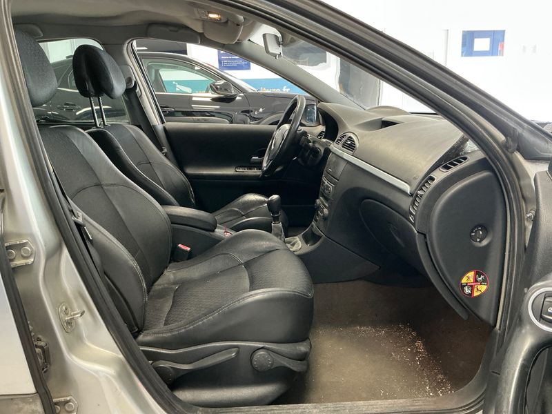 Renault Laguna 1.9 dCi Confort Dynamique 2005 – снимка 3