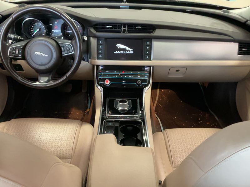 Jaguar XF 20d British Design Edition AWD 2016 – снимка 17