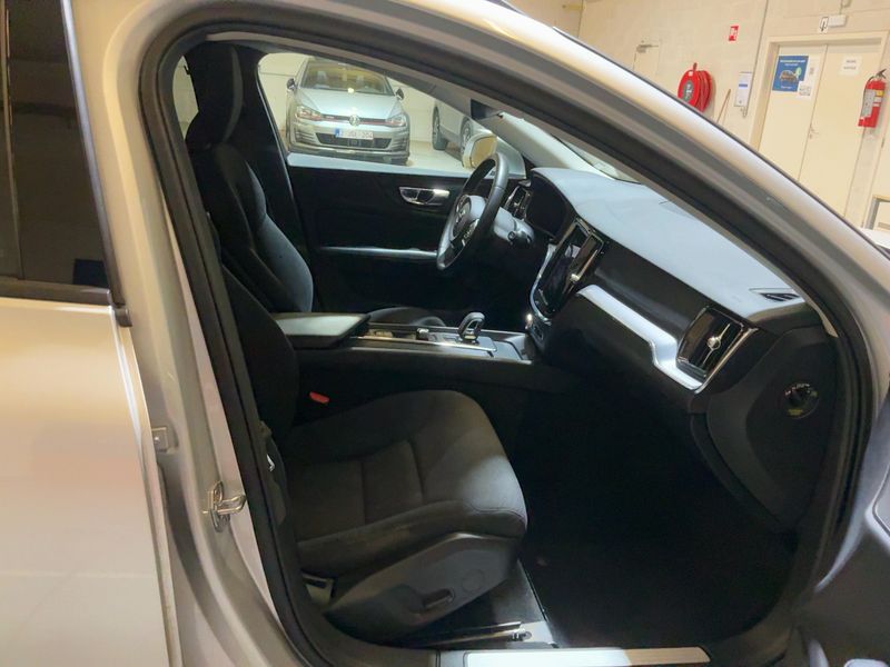 Volvo V60 2.0 B4 Mild-Hybrid 2021 – снимка 16