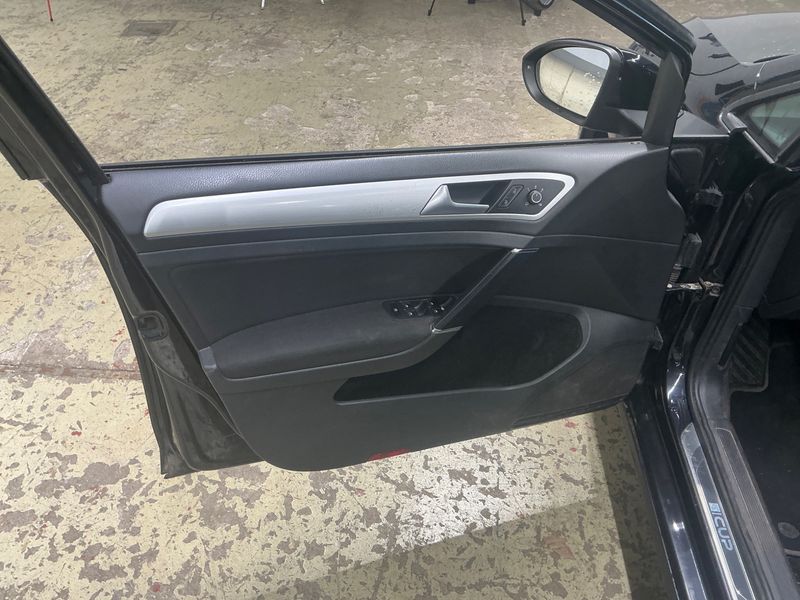 Volkswagen Golf VII 1.6 TDI Cup BlueMotion Tech 2015 – снимка на щета 49