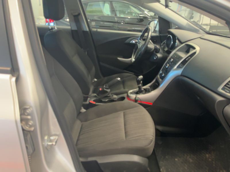 Opel Astra 1.7 CDTI Design Edition 2012 – снимка 11