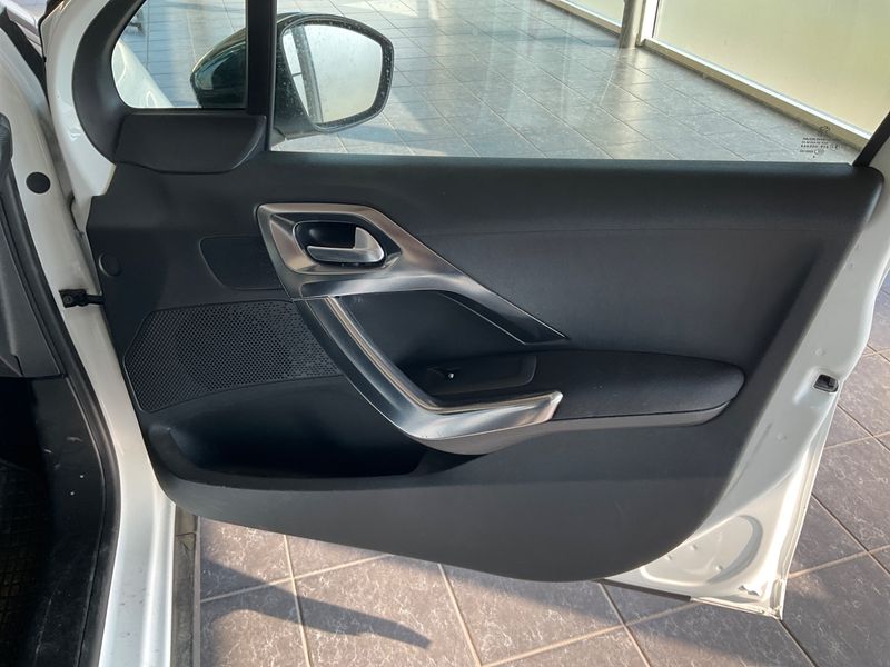 Peugeot 2008 1.6 e-HDi Allure 2014 – снимка 24
