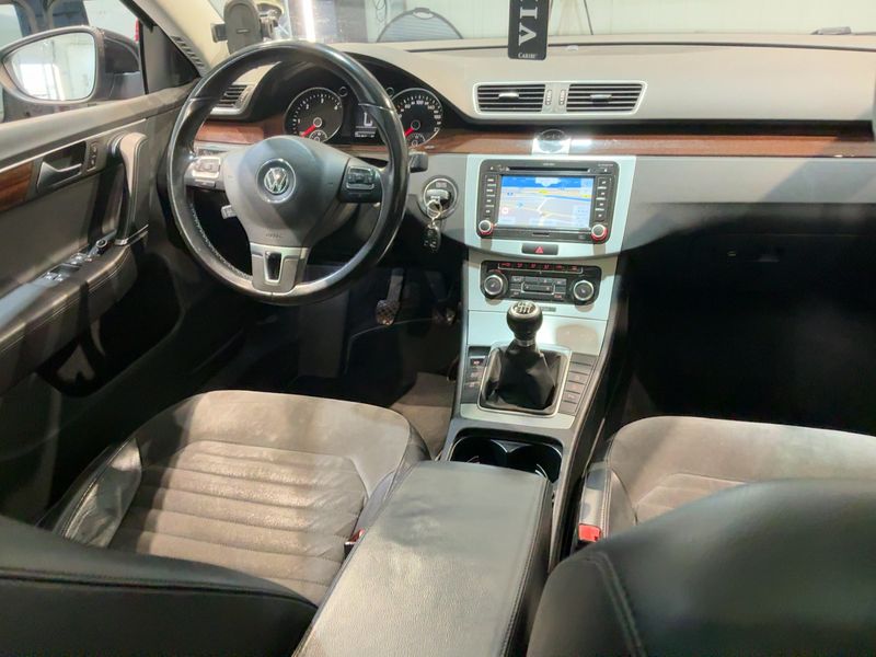 Volkswagen Passat 1.6 TDI Highline BlueMotion Tech 2011 – снимка 17