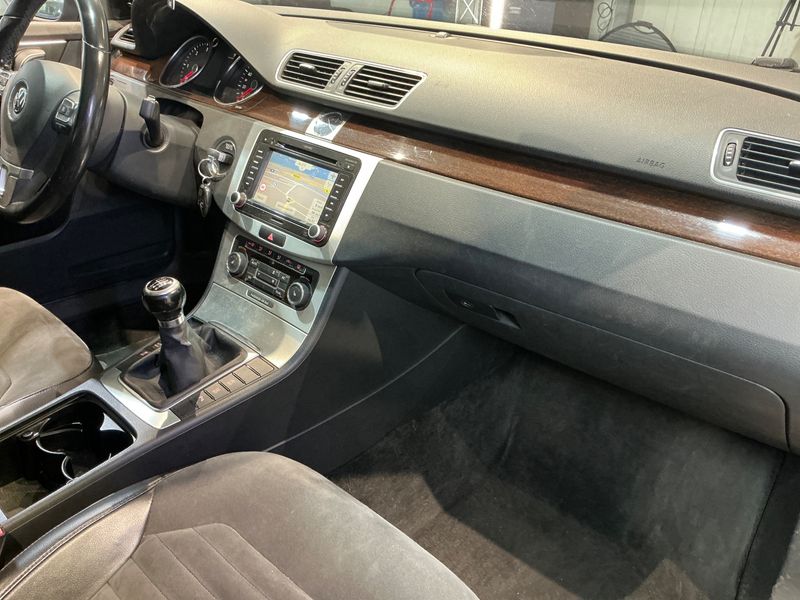 Volkswagen Passat 1.6 TDI Highline BlueMotion Tech 2011 – снимка 34