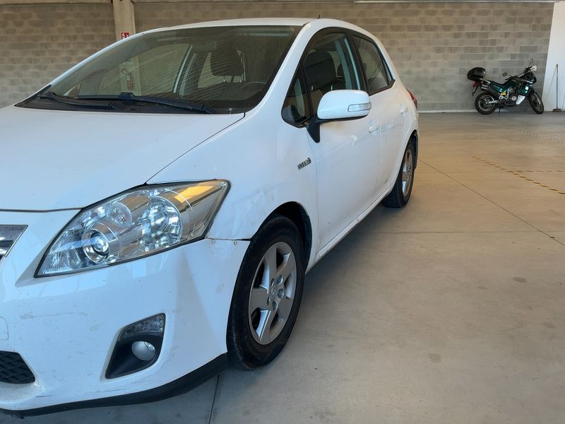 Toyota Auris 1.8 Hybrid Active 2011 – снимка 2