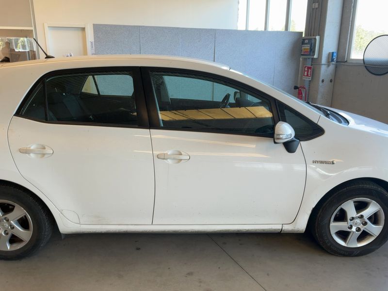 Toyota Auris 1.8 Hybrid Active 2011 – снимка 10