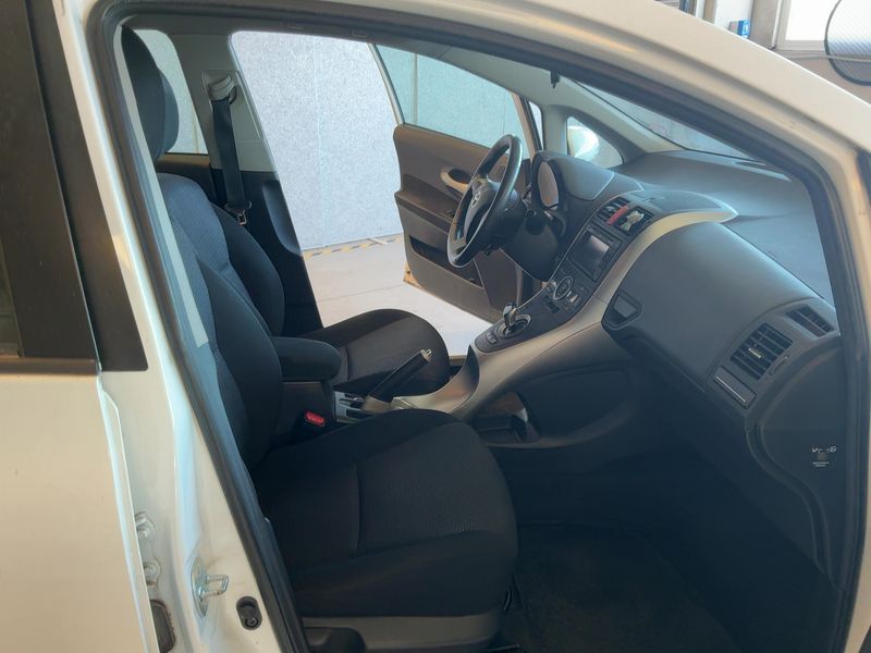 Toyota Auris 1.8 Hybrid Active 2011 – снимка 16