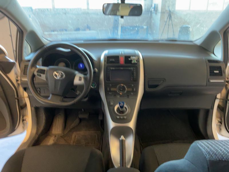 Toyota Auris 1.8 Hybrid Active 2011 – снимка 17