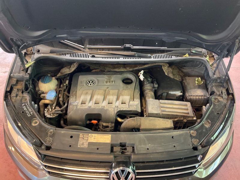 Volkswagen Touran 2.0 TDI Carat 2010 – снимка на щета