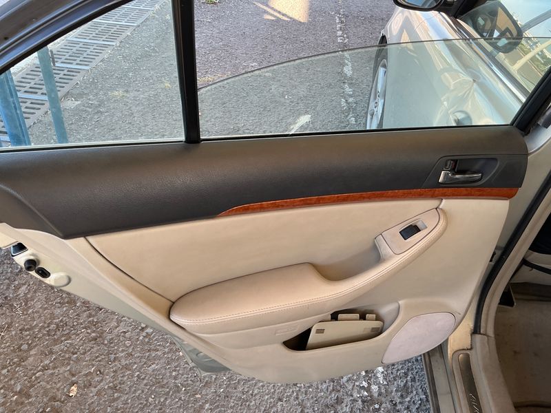Toyota Avensis 2.2 D-4D Sol 2007 – снимка на щета