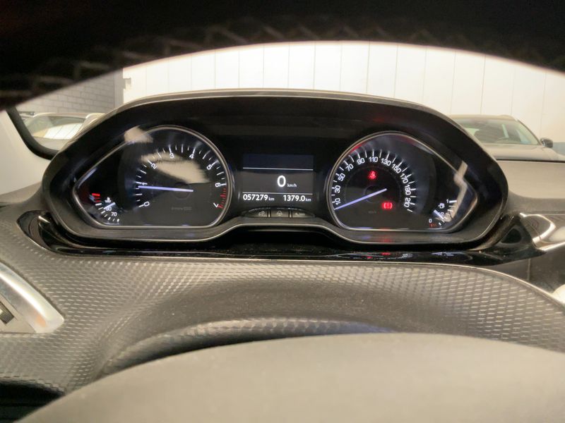Peugeot 2008 1.2 e-VTi Allure 2017 – снимка 18