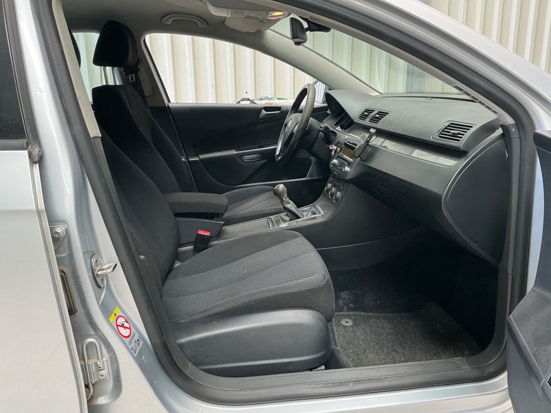 Volkswagen Passat 1.6 Trendline 2009 – снимка 3