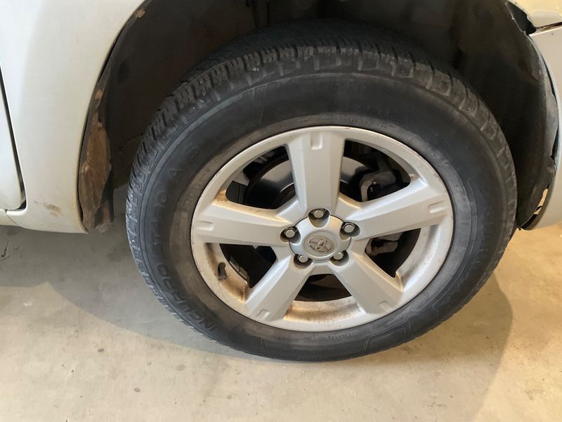Toyota RAV 4 2.2 D-4D Life 2006 – снимка 11