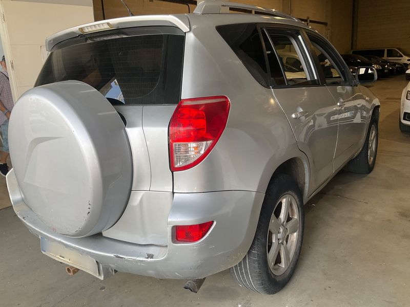 Toyota RAV 4 2.2 D-4D Life 2006 – снимка 8