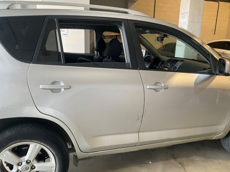 Toyota RAV 4 2.2 D-4D Life 2006 – снимка 10