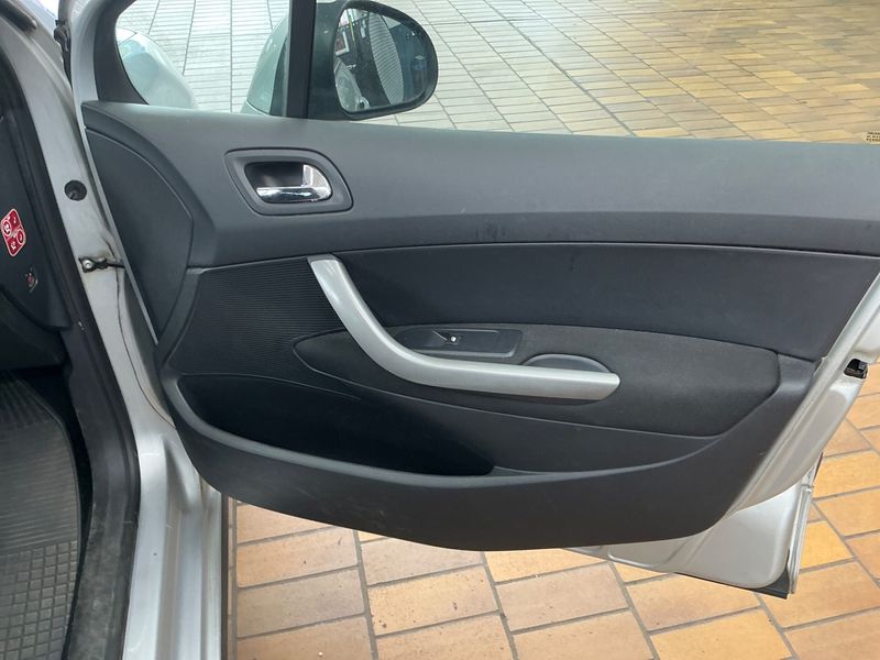 Peugeot 308 1.6 HDi Access 2012 – снимка 31
