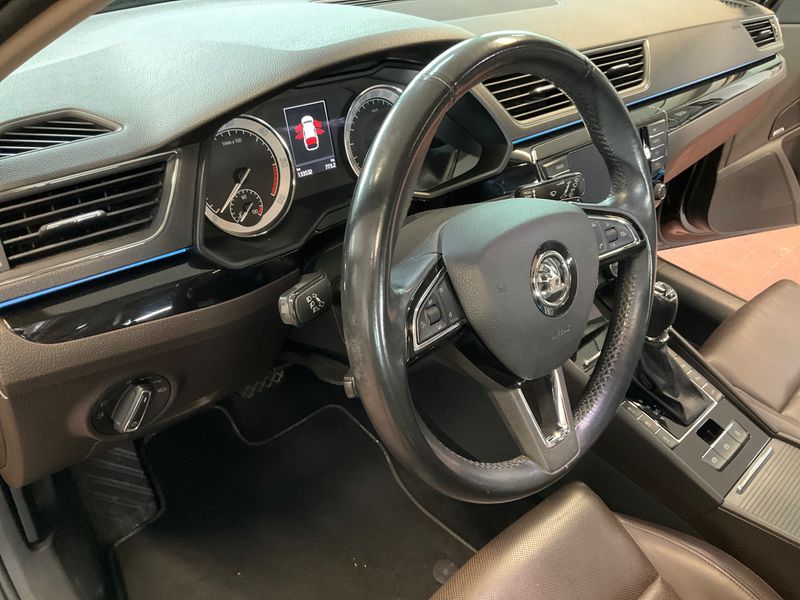 Skoda Superb 2.0 TDI Laurin & Klement 4x4 2017 – снимка 33