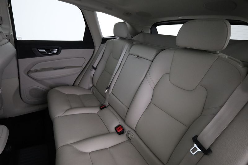 Volvo XC60 2.0 T6 Recharge Plug-in Hybrid Plus Bright AWD 2022 – снимка 19