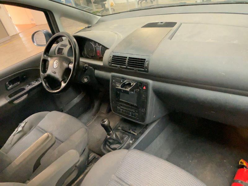 Volkswagen Sharan 1.9 TDI Sportline 2010 – снимка 18