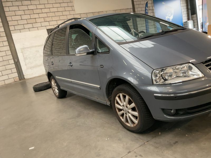 Volkswagen Sharan 1.9 TDI Sportline 2010 – снимка 12