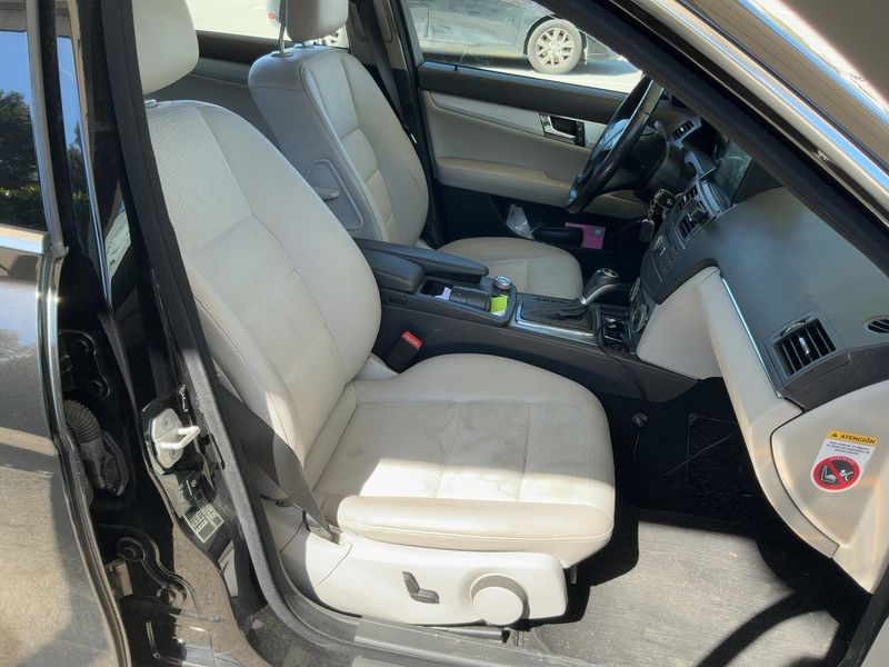 Mercedes-Benz C-Klasse C 220 CDI BlueEfficiency Avantgarde 2011 – снимка 16