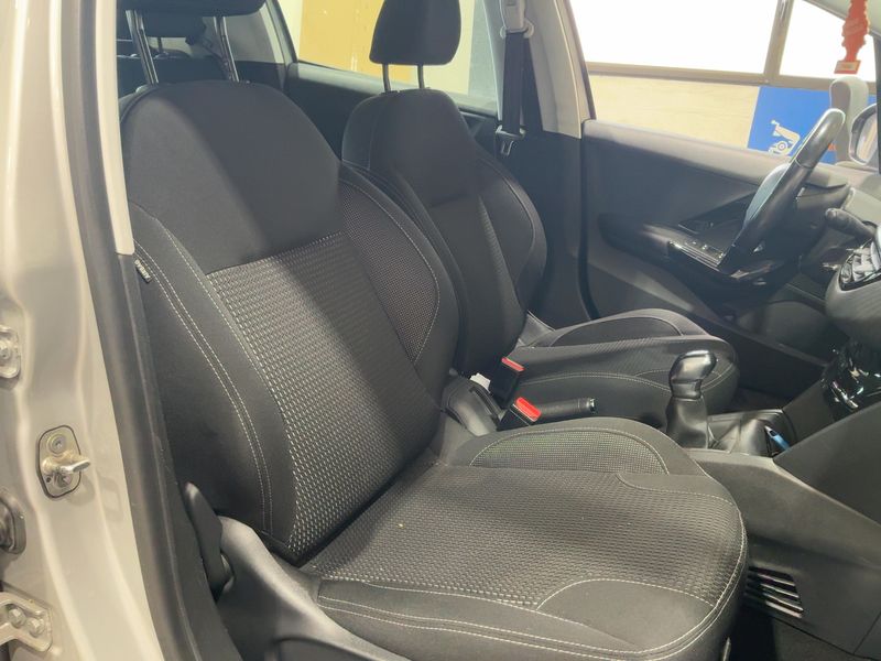 Peugeot 208 1.2 PureTech Allure 2016 – снимка 16